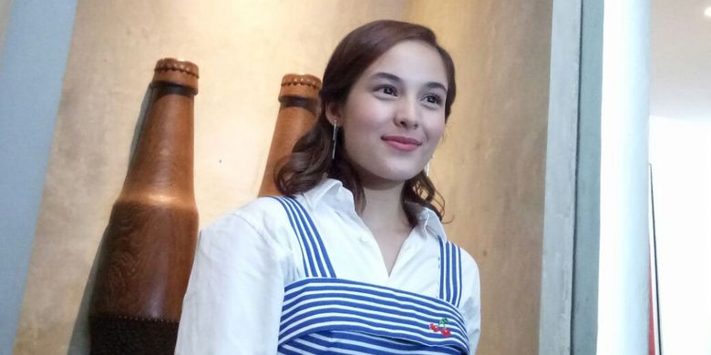 Chelsea Islan saat diwawancarai setelah jumpa pers dan syukuran Pementasan Teater Perempuan-Perempuan Chairil di Dia.Lo.Gue Kafe, Kemang, Jakarta Selatan, Sabtu (19/8/2017).