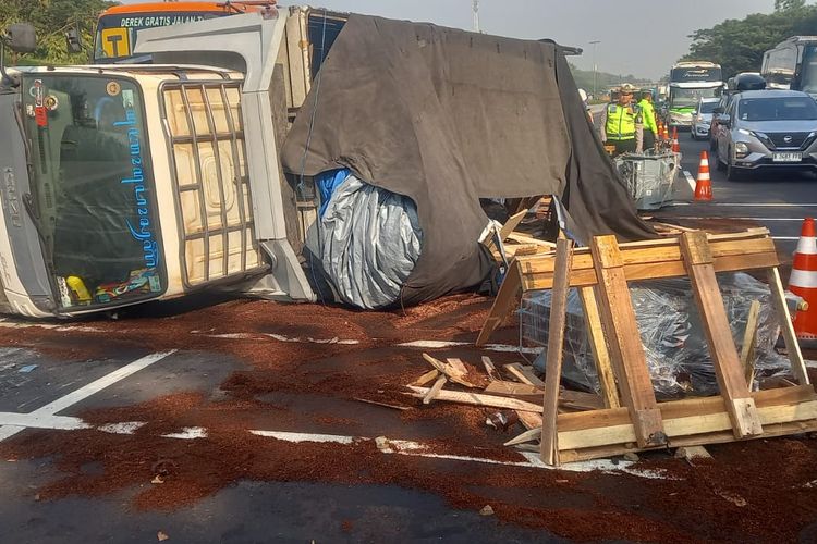 Truk Pengangkut Trafo 4 Ton Terguling di Tol Cipali Km 95 Usai Ditabrak, Muatan Tumpah Tutup Lajur