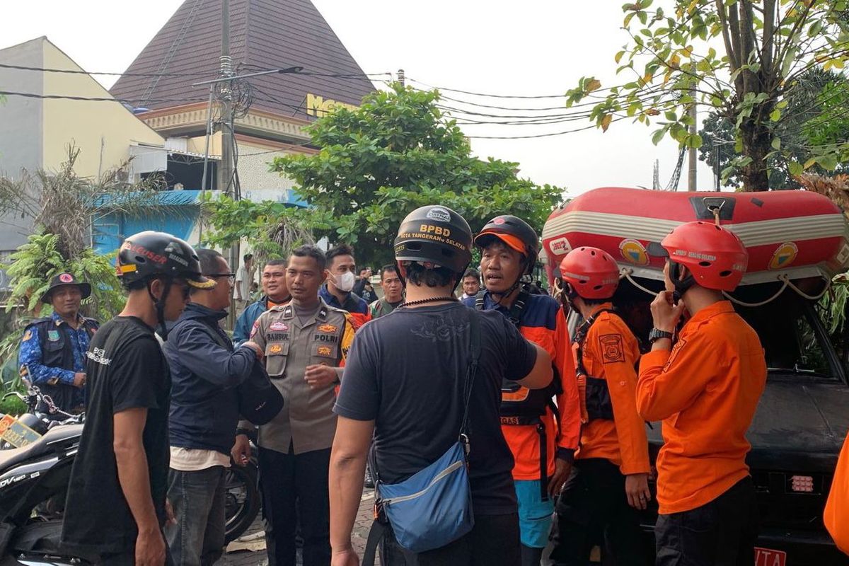 Pencarian bocah berusia 7 tahun, RAP, yang hanyut di sungai kawasan Pondok Aren, Tangsel, Selasa (9/5/2023). Dugaan sementara korban hanyut lantaran terpeleset saat bermain dengan temannya. Tim gabungan dari kepolisian, relawan SAR, Satpol PP hingga BPBD Tangsel melakukan pencarian.