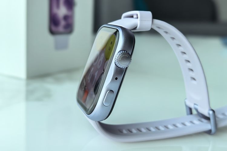 Smartwatch ini dilengkapi dua tombol di sisi kanan, yakni digital crown dan tombol pintasan (shortcut button)