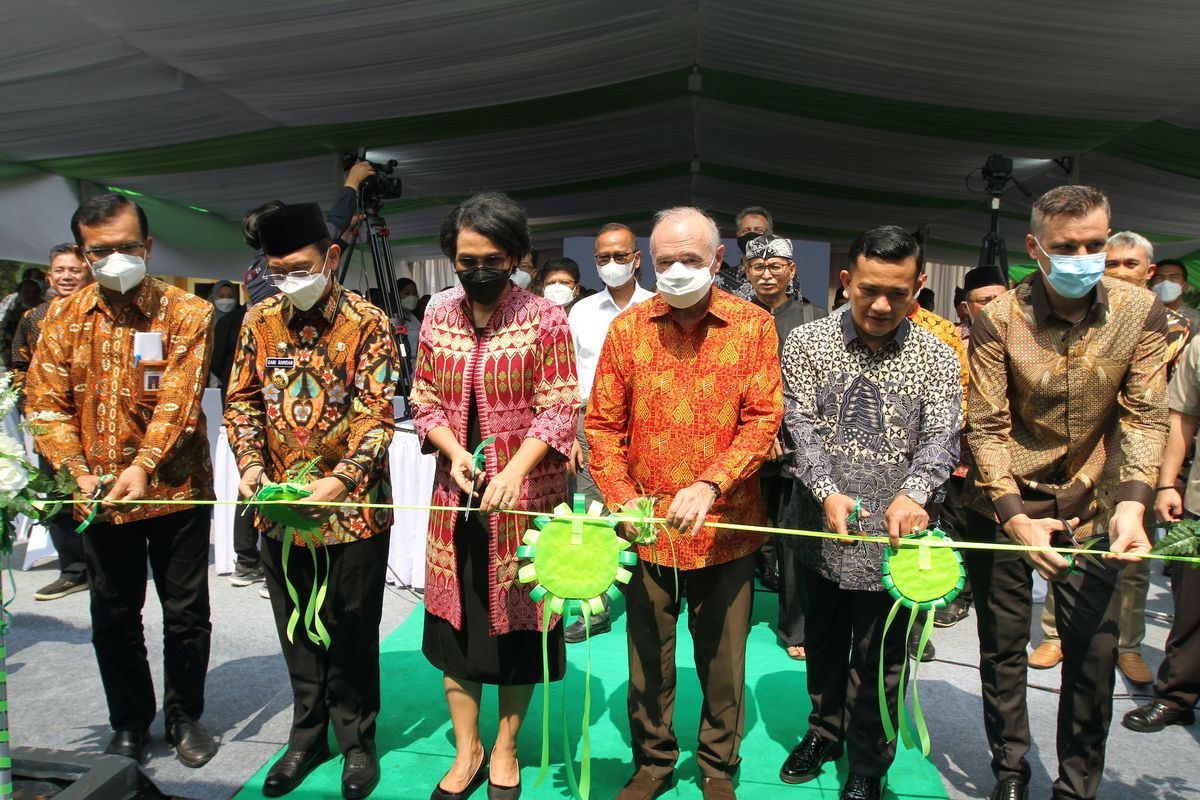 Pemerintah Indonesia dan Prancis mengimplementasikan kerja sama dalam program Sekolah Menengah Kejuruan Pusat Keunggulan (SMK PK). 