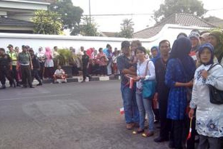 Ratusan warga dan siswa SD sambut kedatangan SBY di depan Makorem 072/ pamungkas