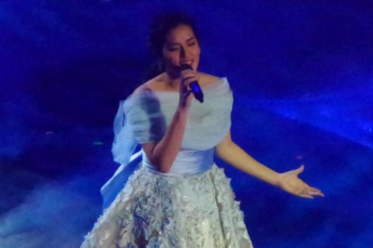 Raisa tampil dalam konser We Love Disney di Teater Tanah Airku, Taman Mini Indonesia Indah, Jakarta Timur, pada Minggu (12/2/2017) malam.