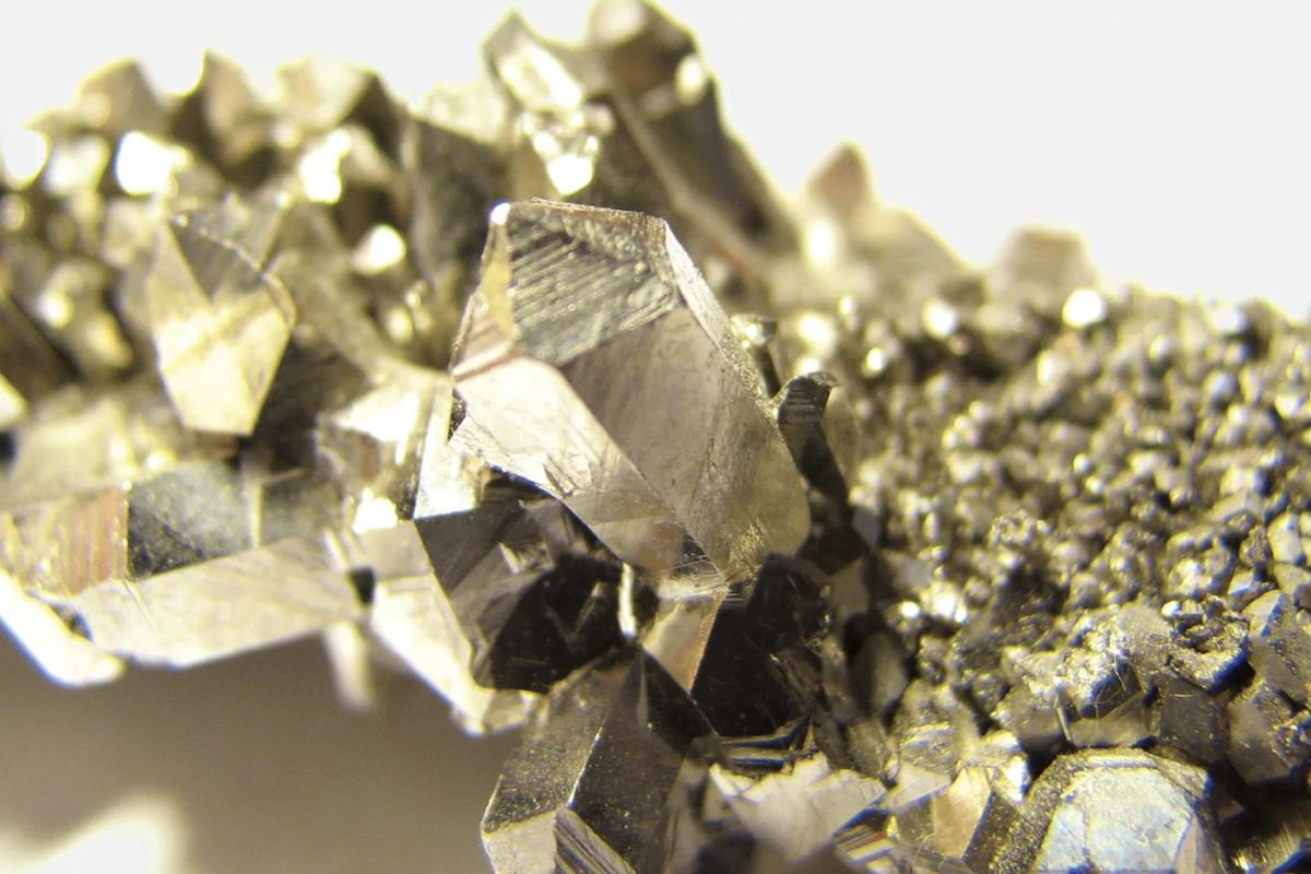 Gambar salah satu kristal lain yang mengandung unsur niobium (kristal bukan niobobaotit)