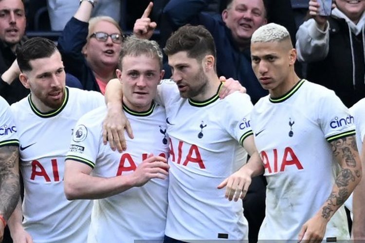 Oliver Skipp saat berselebrasi seusai mencetak gol buat Tottenham dalam laga kontra Chelsea pada pekan ke-25 Liga Inggris 2022-2023. Laga Tottenham vs Chelsea, yang bertajuk Derbi London, digelar di Stadion Tottenham Hotspur pada Minggu (26/2/2023) malam WIB. Terkini, Tottenham Hotspur untuk kali pertama menyelenggarakan acara buka puasa bersama.