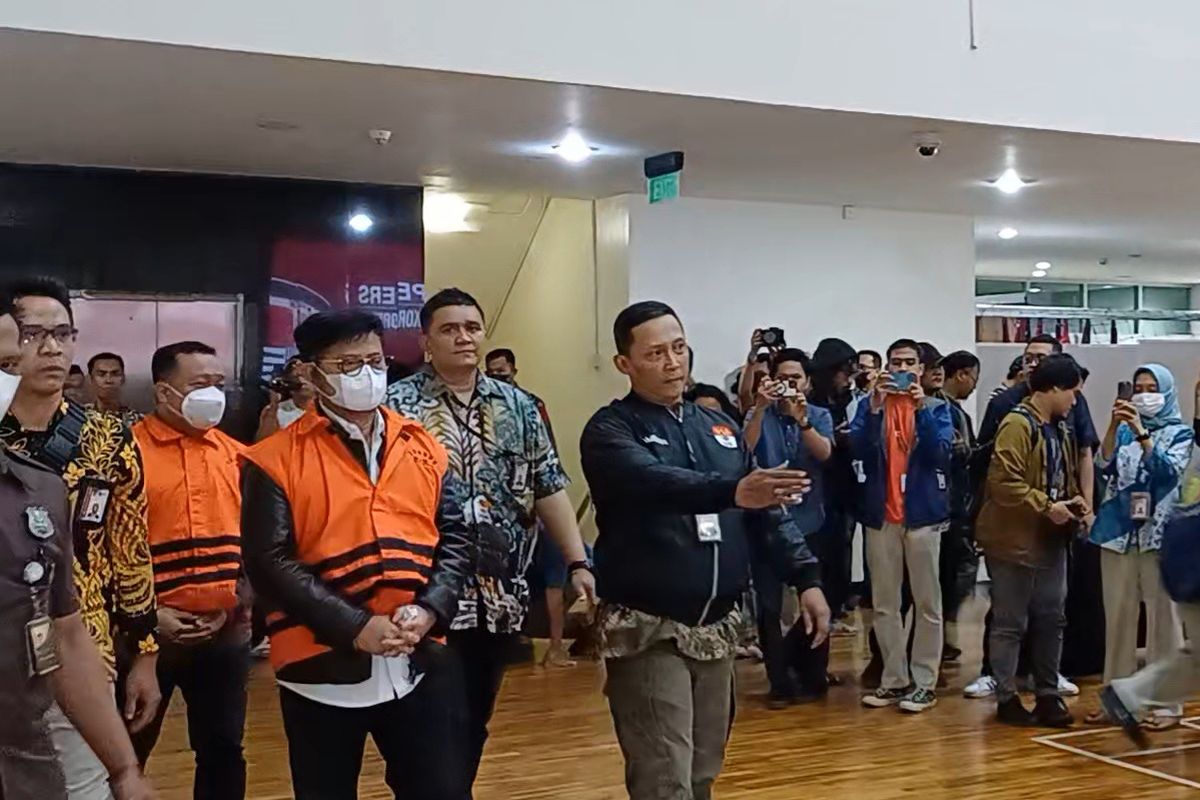 Eks Menteri Pertanian (Mentan) Syahrul Yasin Limpo dan anak buahnya, Direktur Alat dan Mesin Pertanian Muhammad Hatta akhirnya mengenakan rompi oranye bertuliskan “Tahanan KPK”, Jumat (13/10/2023).