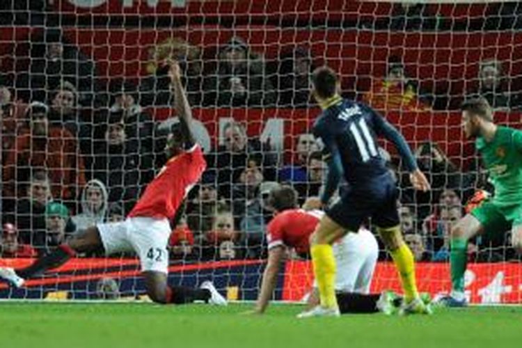 Gelandang Southampton, Dusan Tadic, saat melepaskan tendangan yang berujung gol ke gawang Manchester United pada lanjutan Premier League di Old Trafford, Minggu (11/1/2015). 