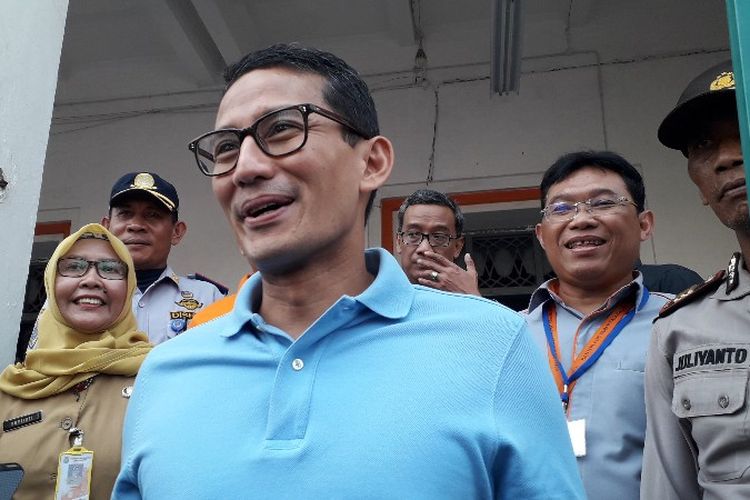 Sandiaga Uno saat menghadiri uji coba interent berbasis 5G dari XL Axiata di Taman Fatahillah, Jakarta Barat pada Senin (20/8/2018).