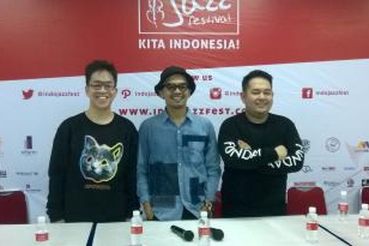 Band Soulvibe, yang terdiri dari (kiri-kanan) Mohamad Caesar Rizal (drum), Bayu Adiputra Imran (vokal), dan Ramadhan Handyanto Jiwatama (bas), diabadikan usai tampil dalam Indonesian Jazz Festival 2015 di Istora, Senayan, Jakarta Pusat, Sabtu (29/8/2015).