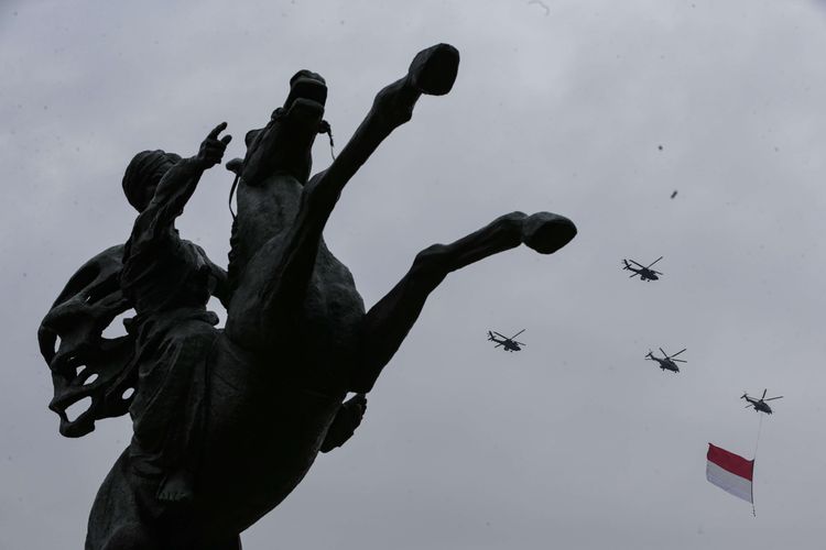 Flypass helikopter saat perayaan HUT ke-77 TNI di atas Monumen Nasional, Jakarta, Rabu (5/10/2022).