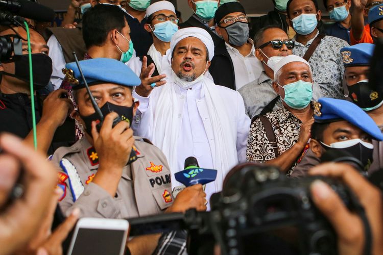 Imam Besar Front Pembela Islam (FPI) Habib Rizieq Shihab (tengah) bersiap menjalani pemeriksaan di Mapolda Metro Jaya, Jakarta, Sabtu (12/12/2020). Rizieq Shihab tiba di Mapolda Metro Jaya untuk diperiksa sebagai tersangka kasus pelanggaran protokol kesehatan terkait kerumunan di Petamburan, Tanah Abang, Jakarta pada 14 November lalu. ANTARA FOTO/Fauzan/foc.