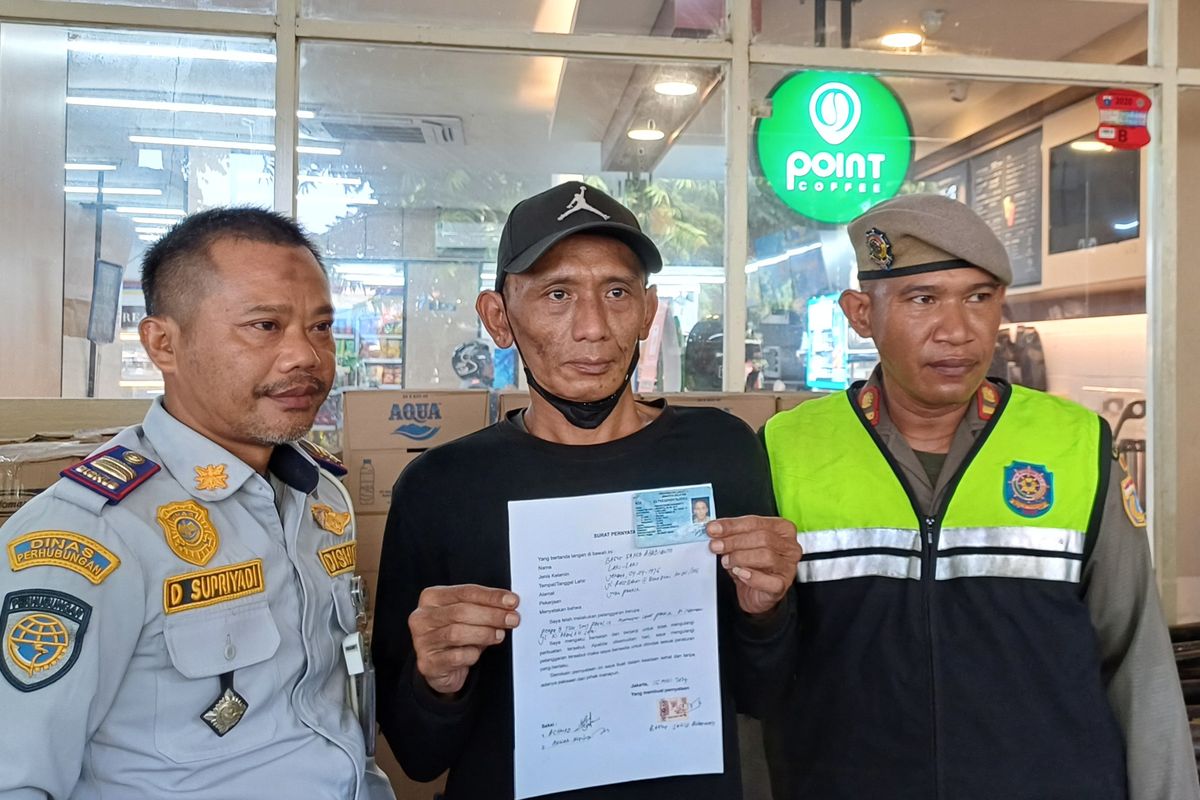 Bagus (48), salah satu juru parkir (jukir) liar di minimarket kawasan Tebet, Jakarta Selatan, yang terjaring razia Suku Dinas Perhubungan Jakarta Selatan, Rabu (15/5/2024).