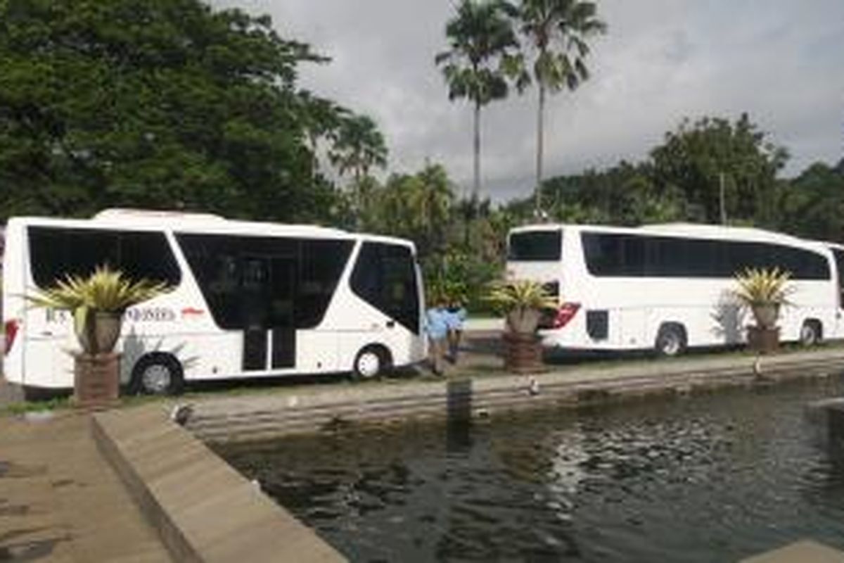 Bus listrik produksi PT Sarimas Ahmadi Pratama saat diperlihatkan di Balai Kota DKI Jakarta, Kamis (15/1/2015)