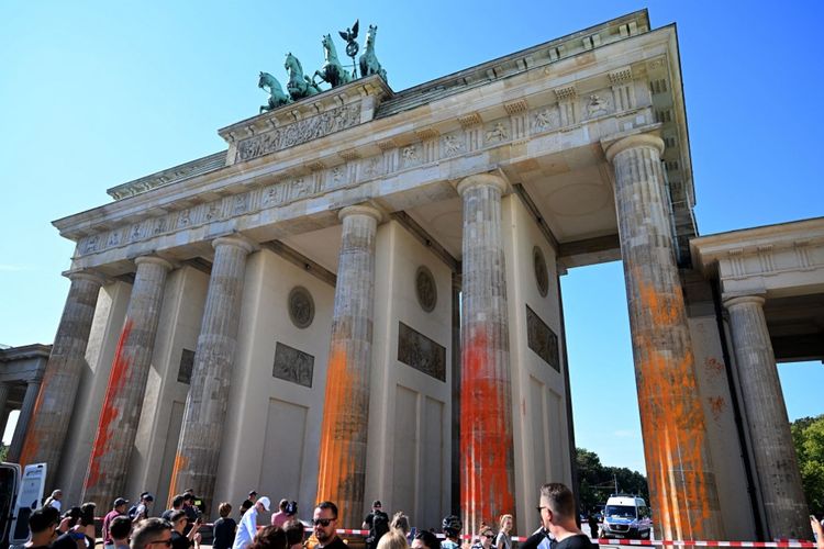 Tiang-tiang bangunan terkenal di Berlin, Gerbang Brandenburg, dilumuri cat berwarna oranye pada tanggal 17 September 2023 di Berlin. Para aktivis kelompok aktivis iklim Generasi Terakhir atau Last Generation mengatakan bahwa mereka telah menyemprotkan cat peringatan berwarna oranye pada enam pilar Gerbang Brandenburg dan juga menuangkan cat di depan bangunan terkenal itu untuk menyerukan aksi politik melawan perubahan iklim dan untuk menghentikan penggunaan energi fosil secara bertahap hingga tahun 2030 dengan cara yang berkeadilan.