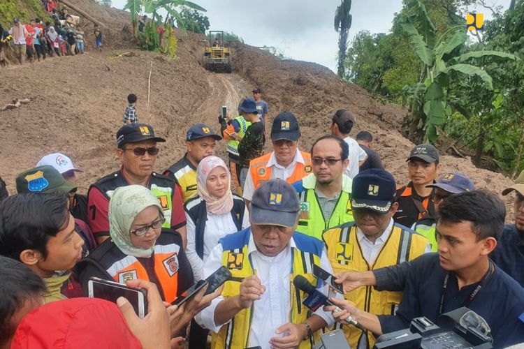 Menteri PUPR Basuki Hadimuljono menjawab wartawan saat meninjau lokasi longsor di Kecamatan Sukmajaya, Bogor, Jabar, Minggu (5/1).