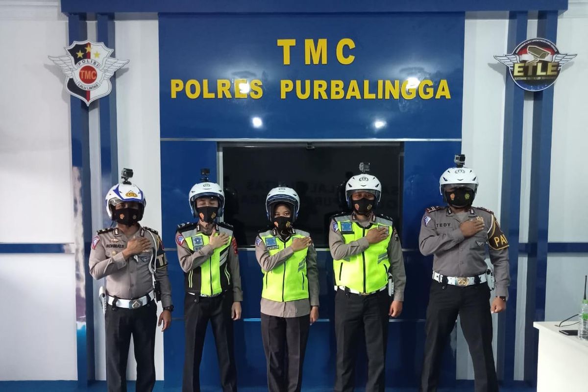 Satlantas Polres Purbalingga dengan kamera portabel Kopek