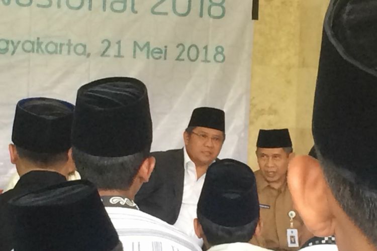 Menkominfo Rudiantara dan Wakil Bupati Gunungkidul Immawan Wahyudi berbincang saat bakti sosial dan safari Ramadhan memperingati Hari Kebangkitan Nasional 2018 di Pesantren Al Mumtaz, Patuk, Gunungkidul, Yogyakarta, Senin (21/5/2018).  