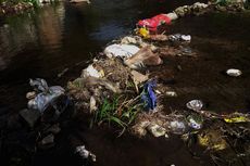 Sampah Bertumpuk di Bawah Jembatan Gemah, Jalur ke Telaga Sarangan Berbau Tak Sedap