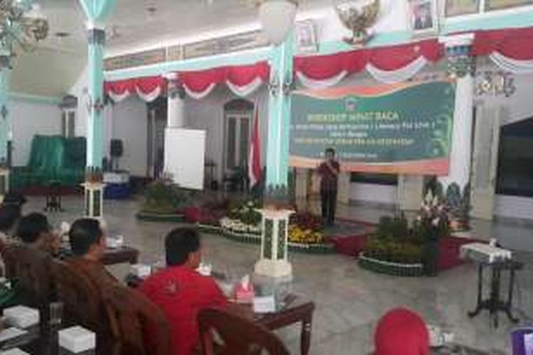 Foto : Kak Seto memberikan materi workshop minat membaca untuk hidup yang berkualitas di Pendopo Kabupaten Madiun, Kamis (1/12/2016).