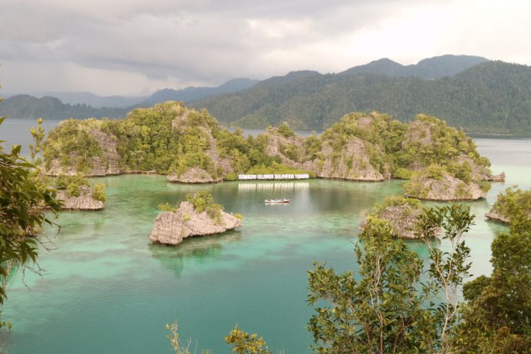 Keindahan Pulau Sombori Raja Ampatnya Sulawesi Tengah, dari atas bukit karst di gugusan Pulau Sombori di Kabupaten Morowali, Sulawesi Tengah, Rabu (1/2/2018).