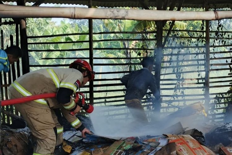 Diduga Karena Anak Kecil Buang Puntung Rokok, Gudang Kardus di Indramayu Ludes Terbakar