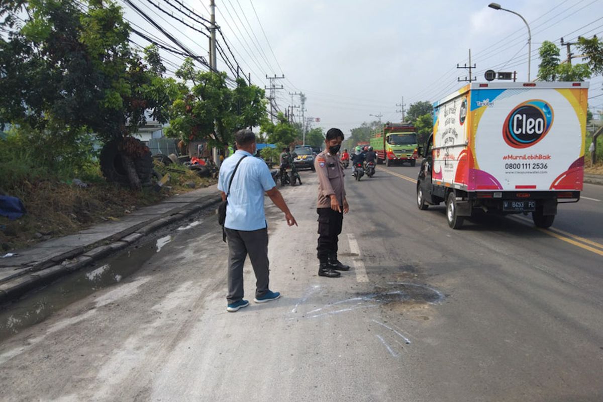 Petugas kepolisian menunjukkan lokasi kejadian pengendara terlibat kecelakaan lalu lintas di Jalan Raya Desa Sukomulyo, Kecamatan Manyar, Gresik, Rabu (6/7/2022). *** Local Caption *** Petugas kepolisian menunjukkan lokasi kejadian pengendara terlibat kecelakaan lalu lintas di Jalan Raya Desa Sukomulyo, Kecamatan Manyar, Gresik, Rabu (6/7/2022).