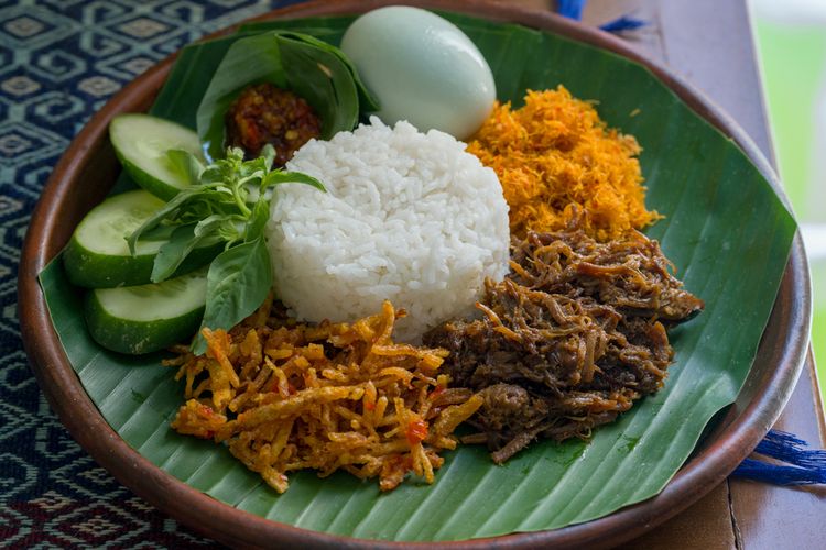 Ilustrasi nasi krawu gresik dengan lauk pendamping yang bervariasi. Ada empal suwir hingga telur asin.