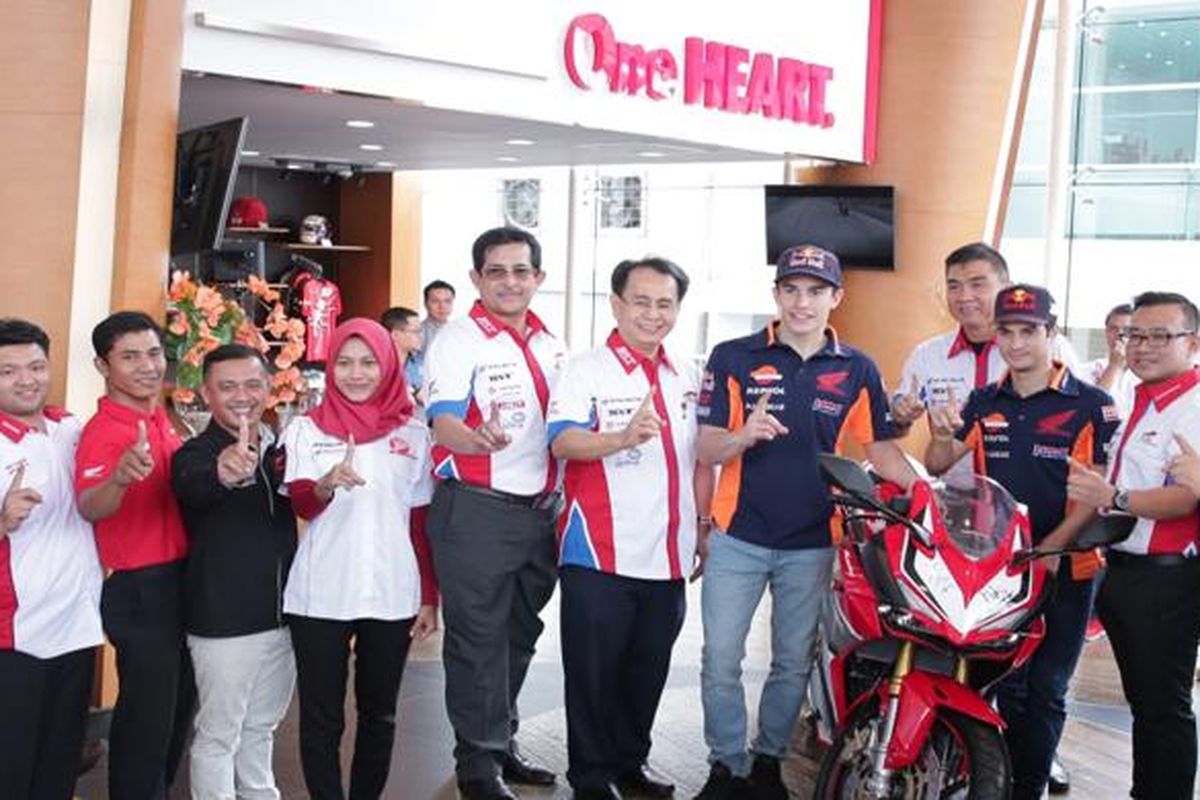 March Marquez berserta Dani Pedrosa di diler Astra Motor Center Jakarta, Cawang.