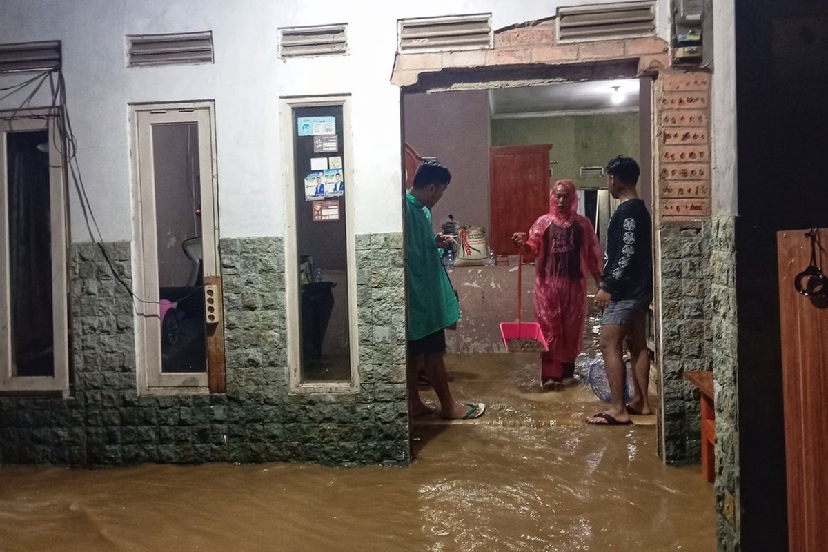 Pemilik dan kerabat membersihkan rumah yang terendam banjir limpasan dari selokan di Kampung Cikangkar, Keluarahan Nanggeleng, Sukabumi, Jawa Barat, Selasa (5/11/2024).