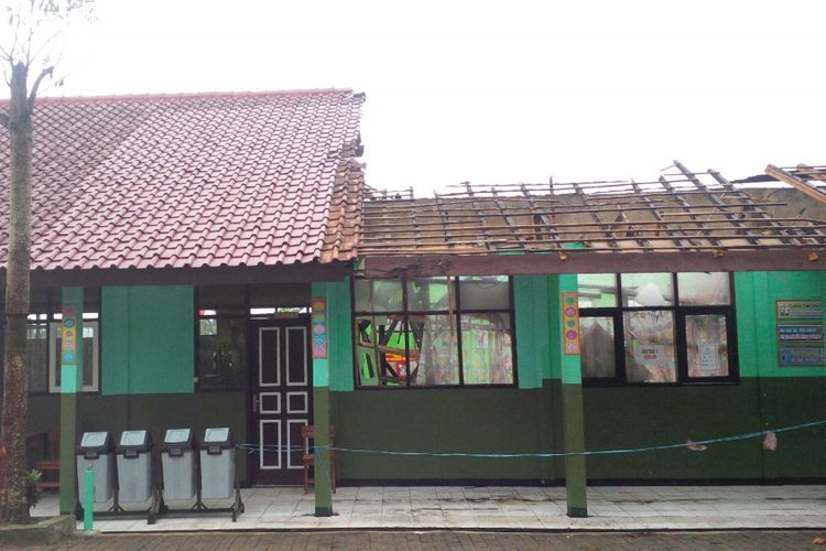 Ruang kelas ambruk berdampingan dengan ruang kelas yang belum lama selesai di rehab di SDN Cimanggah 2, Kota Sukabumi,Jawa Barat, Rabu (5/12/2018).