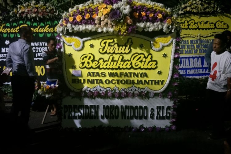 Karangan bunga dari Presiden Joko Widodo atau Jokowi di rumah duka Istri artis komedi Indro Warkop DKI, Nita Octobijanthy, di Jalan Kayu Putih Tengah IIA nomor 4, Jakarta Timur, Rabu (10/10/2018) dini hari.