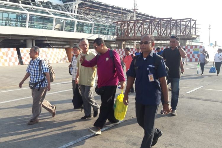 Enam Warga Malaysia, saat dideportasi melalui Bandara El Tari Kupang, Senin (21/10/2019)