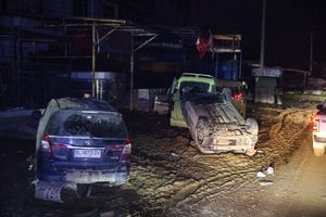 Aceh Tamiang Mencekam: Bau Busuk Tercium, Rumah Sisa Fondasi, Kendaraan Rusak Berjejer di Bahu Jalan