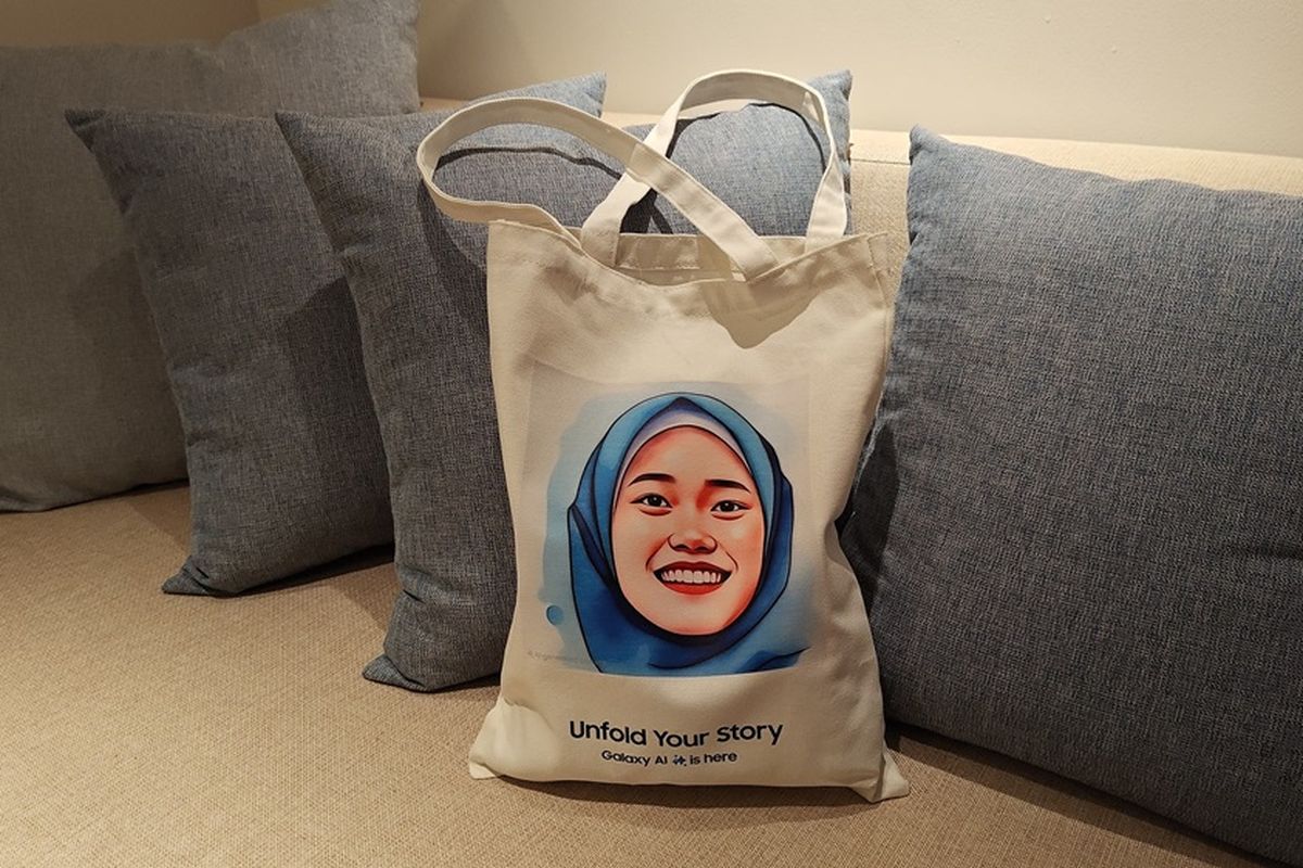 Avatar AI dari fitur Portrait Studio di Galaxy Z Flip 6 dicetak di tote bag