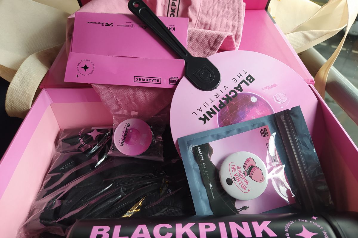 Isi suvenir kolaborasi PUBG Mobile dengan grup K-Pop Blackpink mulai dari tumbler, totebag, hingga stiker dan kaus. 

Seperti ini suasana gerai PUBG Mobile Indonesia yang dipenuhi pengunjung saat perhelatan Citayam Fashion Week di kawasan Stasiun Kereta Api Commuter Line Sudirman, Jakarta Pusat, pada Sabtu (23/7/2022). 

Gerai kolaborasi PUBG Mobile dengan grup K-Pop Blackpink akan hadir sampai dengan Minggu (24/7/2022).
