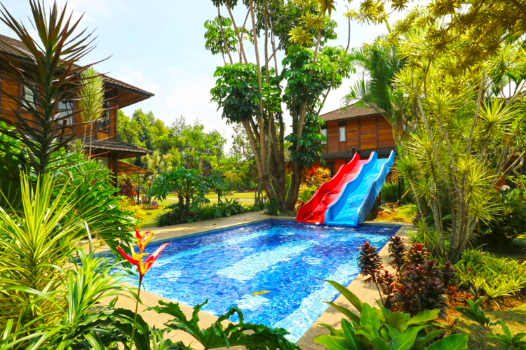 Area kolam renang di Villa Gardenia Lembang