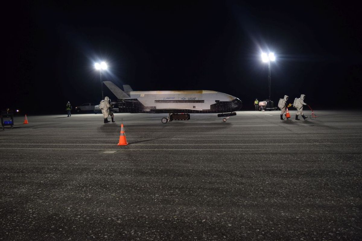 Pesawat rahasia Amerika Serikat, X-37B, mendarat setelah 780 hari di luar angkasa.