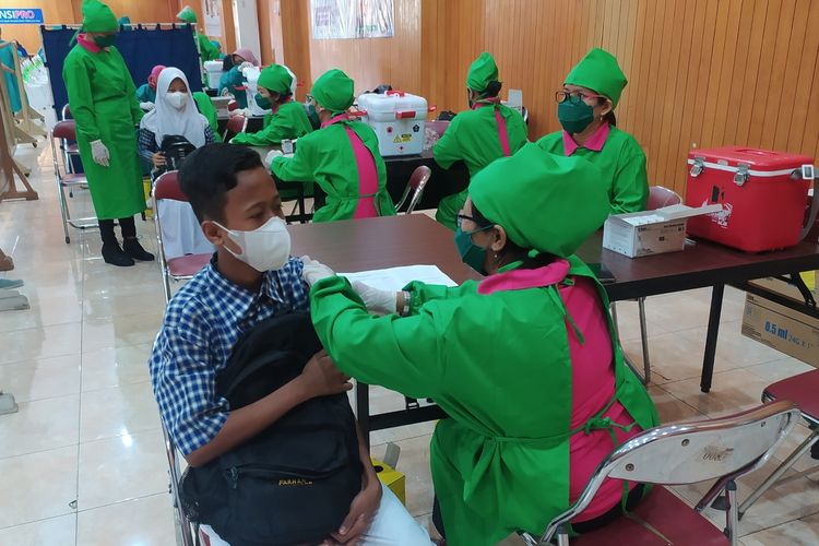 Vaksinasi pelajar di Paschalis Hall Purwokerto, Kabupaten Banyumas, Jawa Tengah, Sabtu (2/10/202).