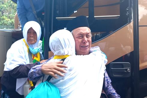 Puluhan Keluarga Jemaah Haji Menangis Haru Sambut Kepulangan Mereka di Pendapa Purworejo