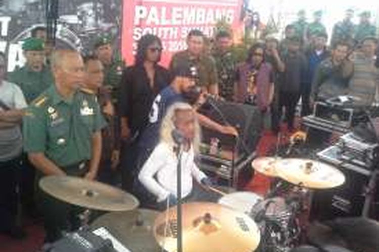 Menit menit terakhir Kunto Hartono pecahkan rekor dunia bermain drum 145 jam bersama Kunto Band halaman benteng Kuto Besak (6/1)