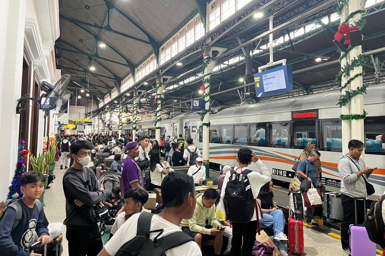 Stasiun Tugu Yogyakarta, Sabtu (20/12/2025). Sejumlah kereta dari Yogyakarta tujuan Purwokerto, Kroya, dan Cilacap menawarkan tiket go show dengan tarif khusus.  