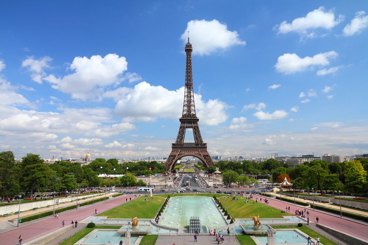 Taman Trocadero  berlatar Menara Eiffel 