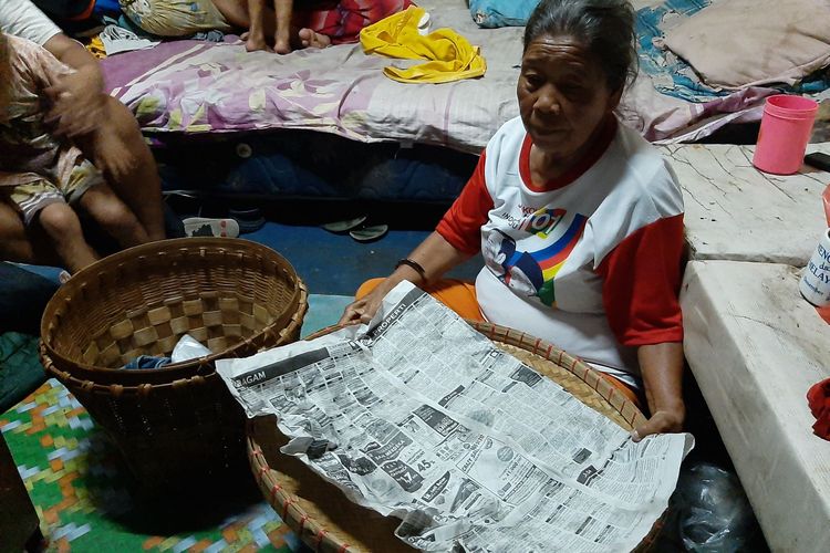 Waginem (65) seorang nenek penjual nasi keliling menjadi korban penipuan oleh wanita misterius yang berpura-pura ingin memborong dagangannya pada Jumat (4/9/2020).