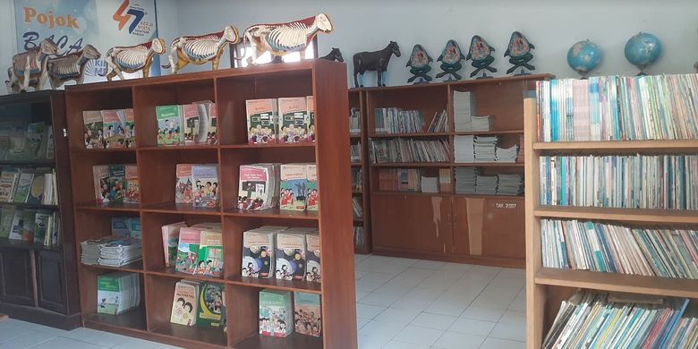 Ilustrasi perpustakaan sekolah yang menyediakan buku-buku bacaan.