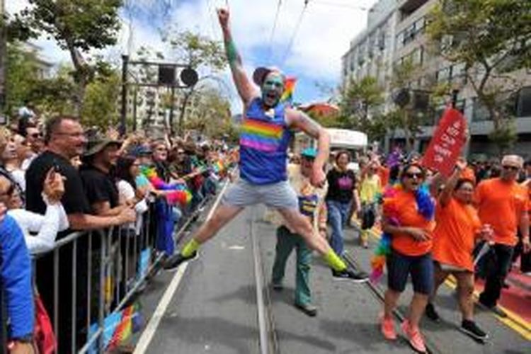 Benj Curtis melompat kegirangan saat mengikuti Gay Pride Parade di San Francisco, California, 28 Juni 2015, dua hari setelah Mahkamah Agung (MA) Amerika Serikat melegalkan pernikahan sesama jenis di 50 negara bagian.