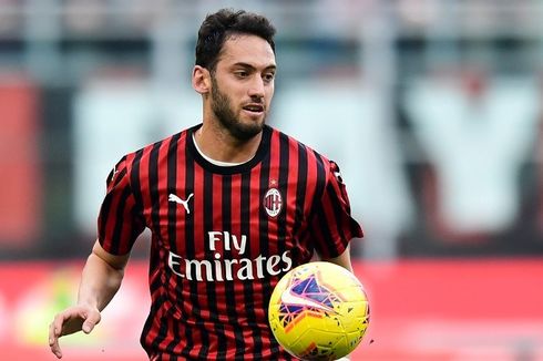 AC Milan vs AS Roma - Kessie Legawa Beri Penalti, Calhanoglu Berterima Kasih