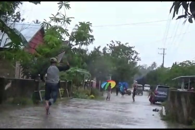 Tiga tiang listrik di lokasi banjir Polewali Mandar nyaris roboh, warga panik berhamburan takut kesetrum. Banjir terjadi Minggu (21/11/2021) subuh lantaran hujan deras yang sebabkan sungai dekat permukiman meluap. 