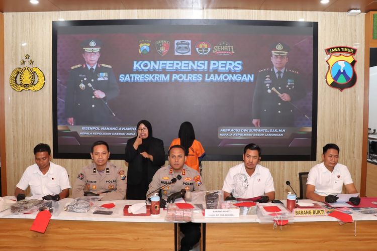 Kapolres Lamongan AKBP Agus Dwi Suryanto (tengah), saat rilis ungkap kasus di Mapolres Lamongan, Rabu (27/8/2025).
