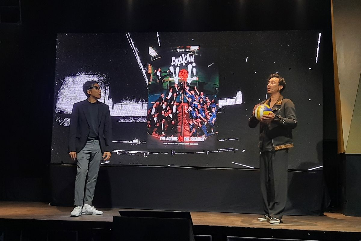 Vincent Rompies dan Desta Mahendra tengah menjelaskan acara Bahkan Voli yang mempertemukan The Prediksi melawan The Actors.