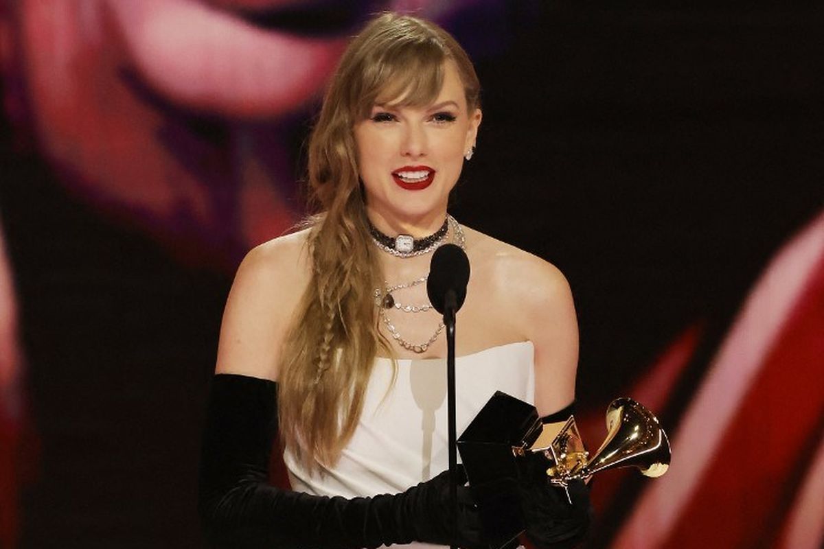 Taylor Swift accepts the Best Pop Vocal Album award for ?Midnights? onstage during the 66th GRAMMY Awards at Crypto.com Arena on February 04, 2024 in Los Angeles, California. Kevin Winter/Getty Images for The Recording Academy/AFP
KEVIN WINTER / GETTY IMAGES NORTH AMERICA / Getty Images via AFP 